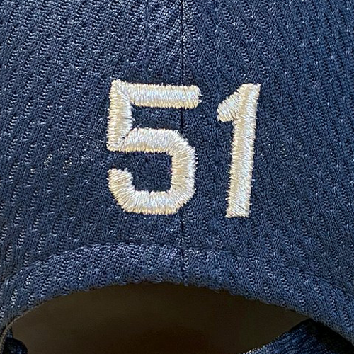 帽子:番号刺繍（後身）